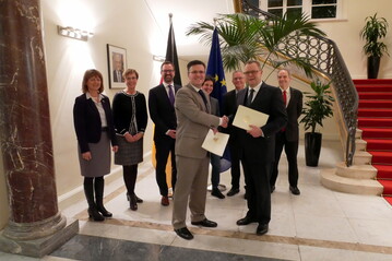 Parlamentarische Staatssekretr Michael Stbgen (vorn rechts) bergab den Frderbescheid des BMEL an den Vizeprsidenten der FH Erfurt Prof. Stefan Landwehr (vorn links). (Im Hintergrund v. l. n. r.: Dr. Ute Zopf, Thringer Ministerium fr Wirtschaft, Wissenschaft und Digitale Gesellschaft, Elke Mohnhaupt, TMIL, Bertram Fleischer, ZVG, Prof. Annette Hohe, FH Erfurt, Prof. Philipp Franken, HU Berlin, Dr. Thomas Schmidt, BMEL)