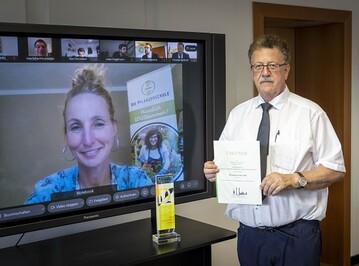 Parlamentarischer Staatssekretr Hans-Joachim Fuchtel mit Nicole Klattenhoff von der Pflanzenschule zur bergabe des Innovationspreises Gartenbau. 