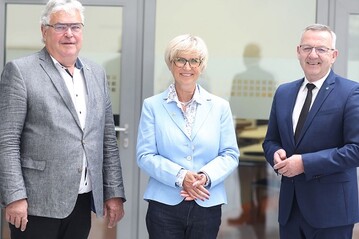 Der Vorstand des ZVG in Berlin vor Ort: v.l. Wilhelm Bck (Vizeprsident), Eva Khler-Theuerkauf (Vizeprsidentin), Jrgen Mertz (Prsident). Jrgen Mertz wurde in der Mitgliederversammlung des ZVG fr weitere drei Jahre als Prsident des ZVG wiedergewhlt.