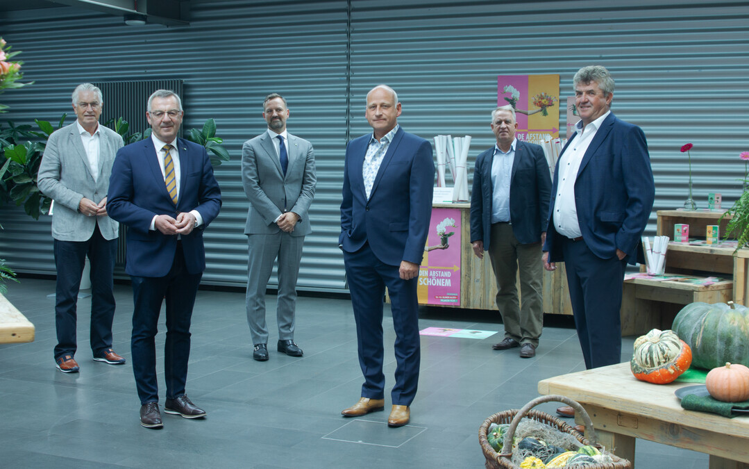 Landgard tritt wieder in den ZVG ein, darüber freuen sich, von links: Karl Voges (Vorstand Landgard), Jürgen Mertz (Präsident ZVG), Bertram Fleischer (Generalsekretär ZVG), Dirk Bader (Vorstand Landgard), Willi Andree (Stellv. Vorsitzender Aufsichtsrat Landgard) und Bert Schmitz (Vorsitzender Aufsichtsrat Landgard)