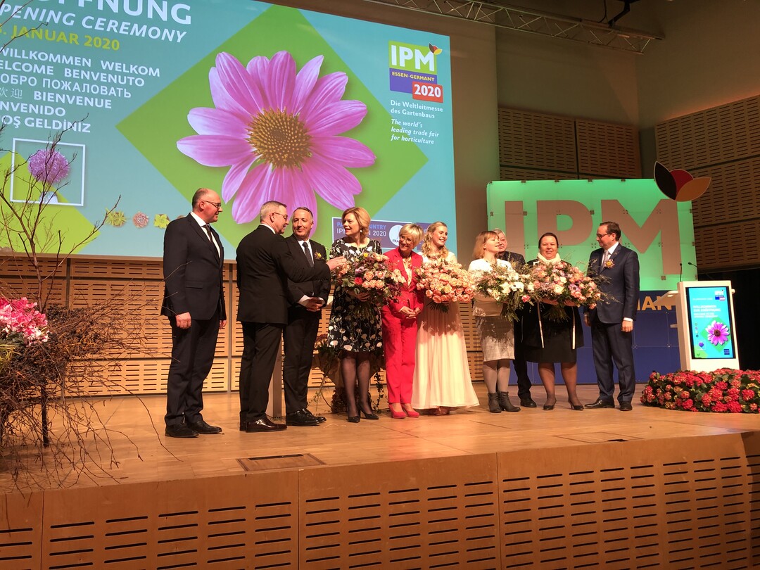 (v.l.) Mikael Mercier, Vorsitzender von VAL"HOR, der Dachbranchenorganisation fr Zierpflanzenbau in Frankreich, ZVG-Prsident Jrgen Mertz, Geschftsfhrer der Messe Essen Oliver P. Kuhrt, Bundeslandwirtschaftsministerin Julia Klckner, Prsidentin des Landesverbandes Gartenbau NRW Eva Khler-Theuerkauf, die Deutsche Blumenfee Annika Stroers, Generalkonsulin Franzsisches Generalkonsulat Olivia Berkeley-Christmann, Prsident des Fachverbandes Deutscher Floristen Helmuth Prinz, Ministerin fr Umwelt, Landwirtschaft, Natur- und Verbraucherschutz des Landes NRW Ursula Heinen-Esser, Oberbrgermeister der Stadt Essen Thomas Kufen.