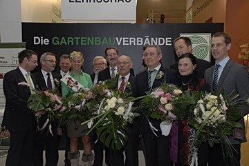 Zur Erffnung der Internationalen Pflanzenmesse in Essen stoppte die Delegation der Ehr-engste rund um Staatssekretr Dr. Robert Kloos auch am Stand der Gartenbau-Verbnde in der Green City. Von links: Vorsitzender der Geschftsfhrung der Messe Essen, Dr. Frank Thorwirth, ZVG-Prsident Jrgen Mertz, Geschftsfhrer der Messe Essen, Egon Galinnis, Dominique Ostheeren, Deutsche Blumenfee 2012/2013, Rheinlands Prsident Heinrich Hiep, Staatssekretr Dr. Robert Kloos, Rudolf Jelinek, Staatssekretr Horst Becker, Bundestags-abgeordnete Gitta Connemann, Helmut Rskamp, Prsident Landesverband Gartenbau Westfalen-Lippe, und Dr. Martin Berges, Direktor der Landwirtschaftskammer NRW.