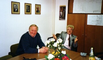 1988, Gremiensitzung Genossenschaft Klner Friedhofsgrtner: Vorstandsvorsitzender Gotthard Mehren (links) im Gesprch mit Vorstandskollege Rolf Zillken.